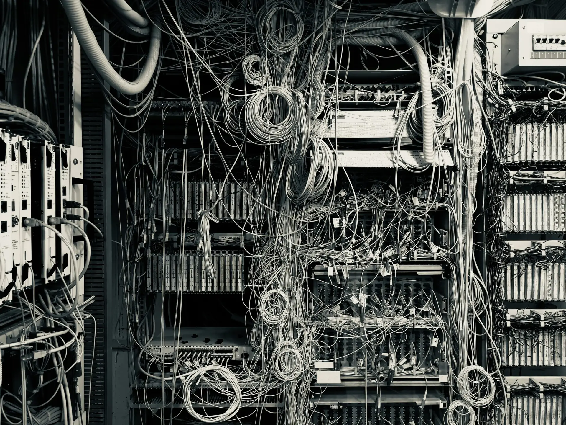 Vue d'une salle serveur avec une grande complexité de cable et de machine.