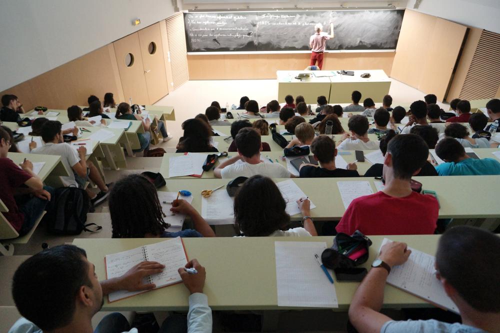 Etudiants et étudiantes en amphithéâtre